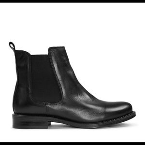 Classic Leather Chelsea Boots